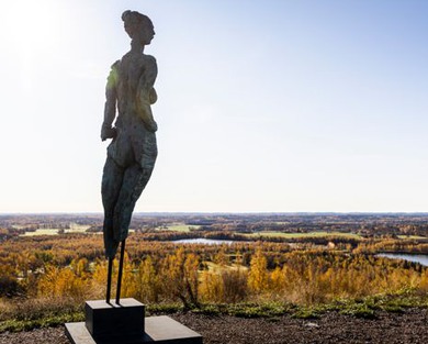 Konst på Hög. Skulptur av Richard BrixelKvarntorpshögen är ett av våra märkligaste industriminnen. Idag ett populärt utflyktsmål och en annorlunda miljö för skulpturområdet ”Konst på Hög”