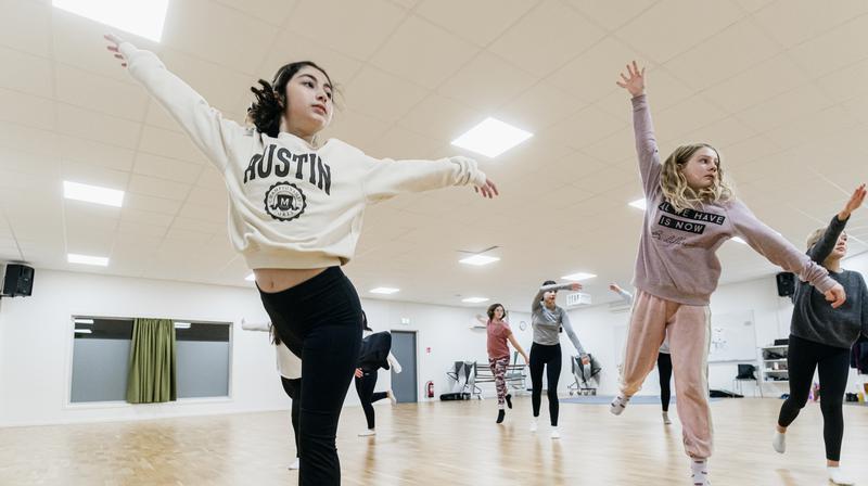 Dans på Nora Kulturskola. På bild från vänster: Yasmin Ismael och i rosa kläder är Emma Kjellström.
