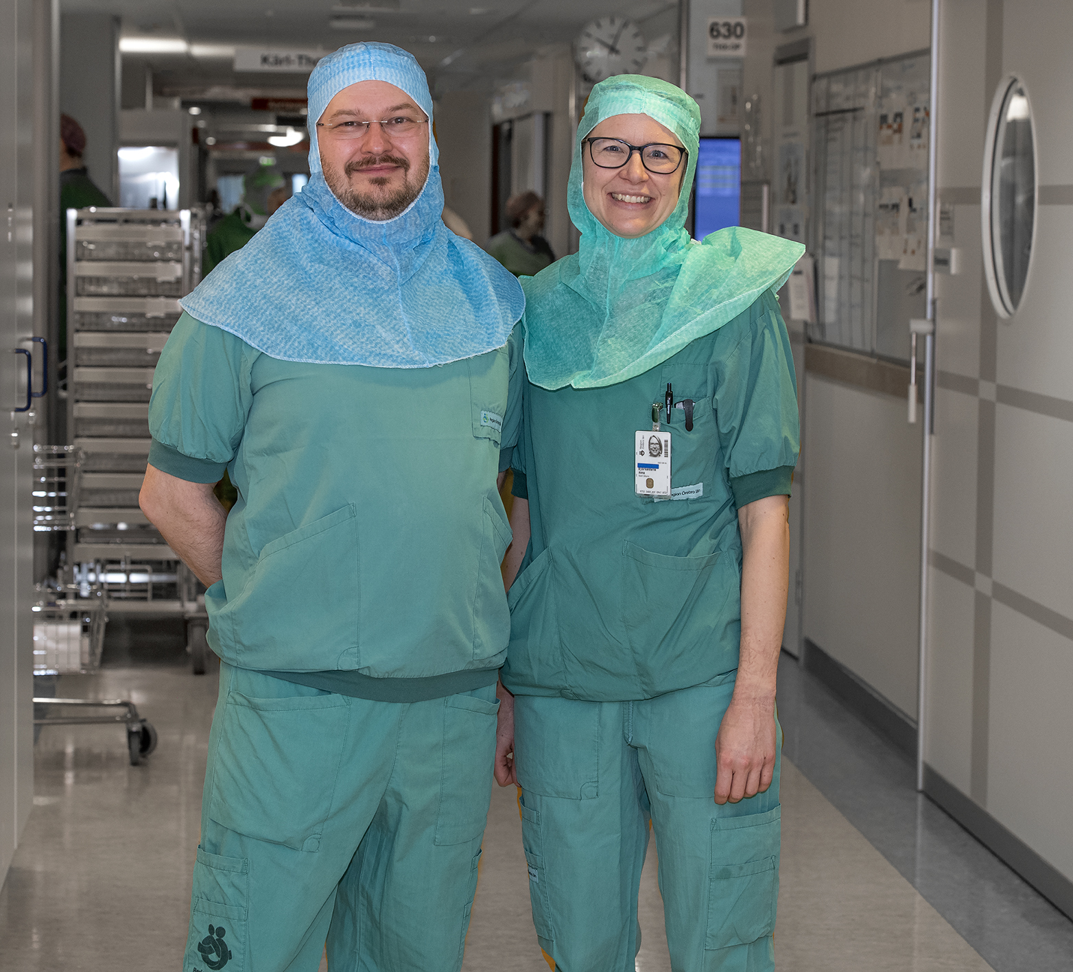 Áron Sztaniszláv, överläkare och elektrofysiolog och Anna Björkenheim, pacemakeransvarig överläkare båda vid Verksamhetsområde hjärt- lungmedicin och klinisk fysiologi. Fotograf: Maria Bergman / Region Örebro län