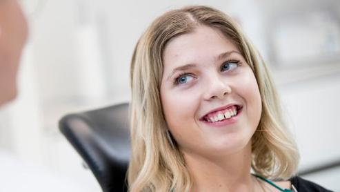 Flicka i tandläkarstol