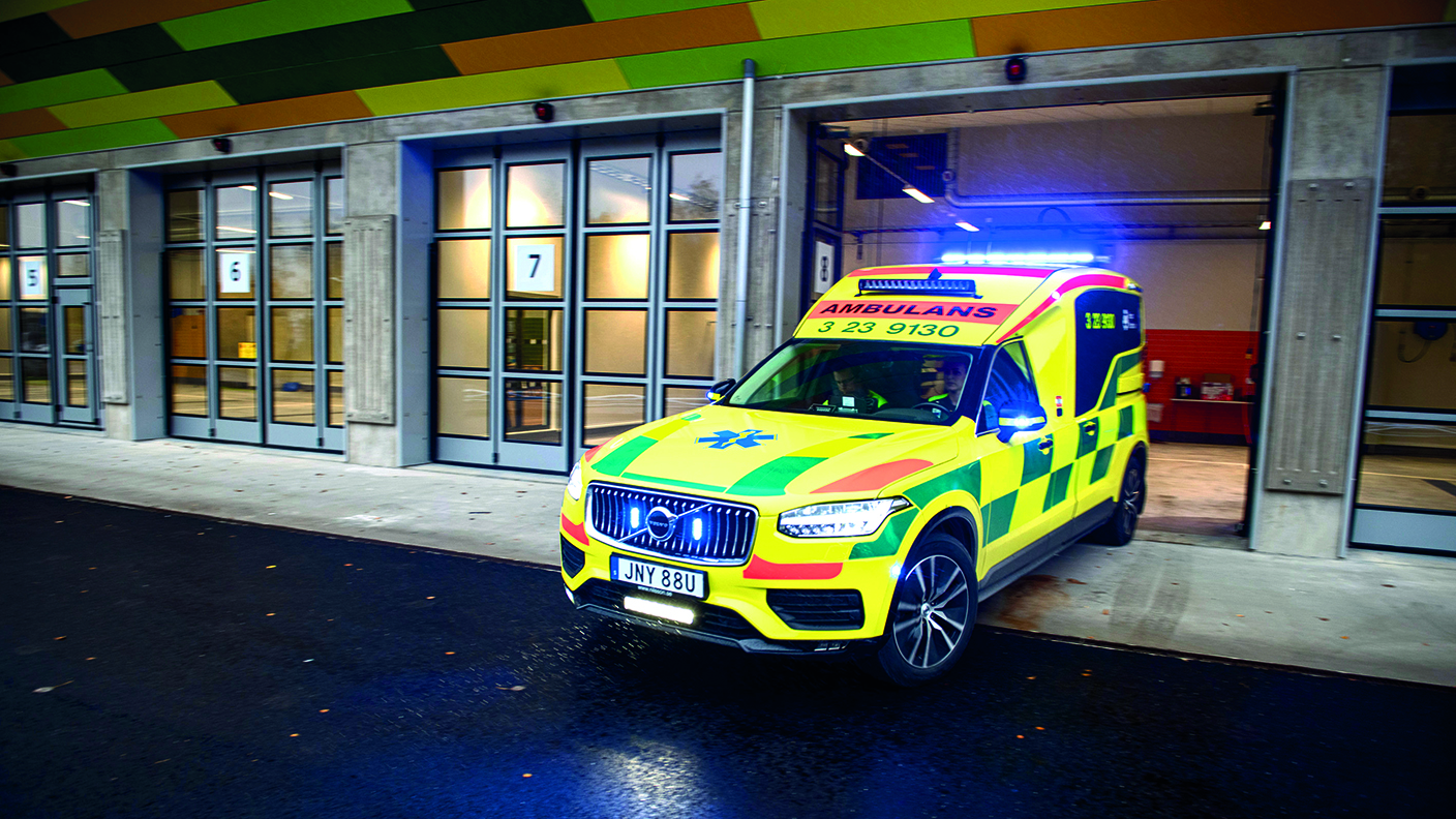 Ambulans på väg ut från ambulansstationen.