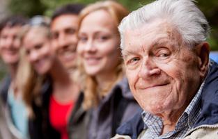 Äldre man och yngre människor