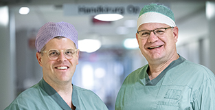 Simon Briland och Daniel Reiser i operationskläder.