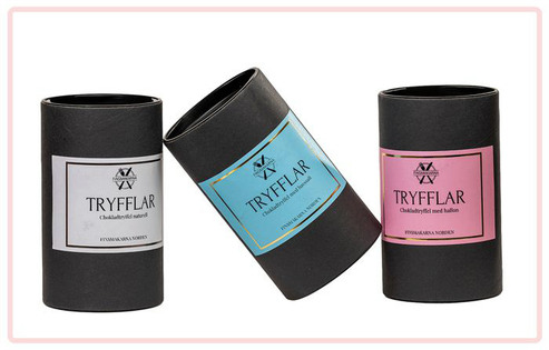 Chokladtryffel i smakerna, havssalt, hallon och neutral. Cylinderformad ask.