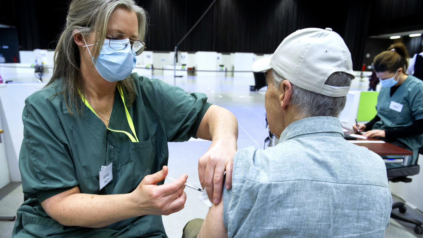 Personal vaccinerar invånare