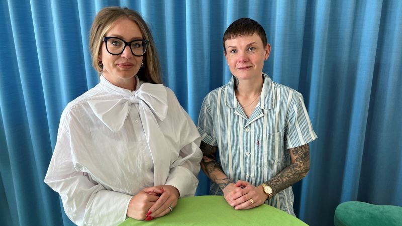 Johanna och Fanny står i en studio.