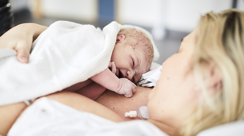 Nyfött barn och mamma