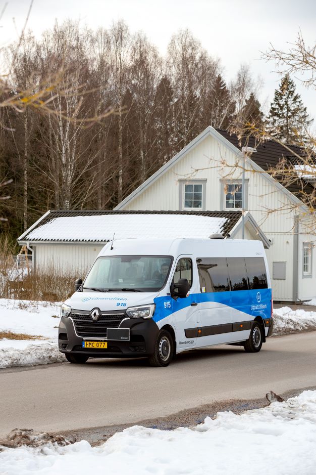 Ett serviceresefordon på en vintrig väg.