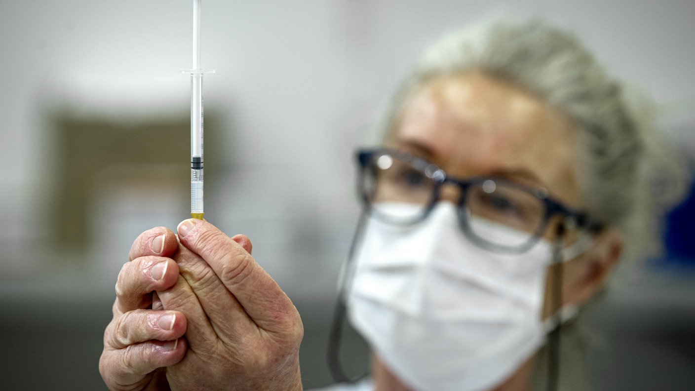 Sjuksköterska förbereder en vaccindos