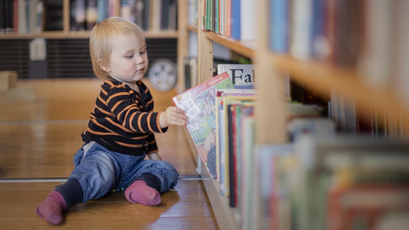 Barnverksamhet på Kumla Bibliotek. På bild Karla, dotter till Ida Blomqvist.