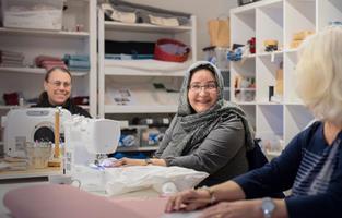 På bild: Från vänster, Pernilla Gråberg, Najla Vakilzadeh, Lena Klinga.S:t Mary i Lindesberg är en verksamhet som vuxit fram av deltagare i arbetsträning. S:t Mary fungerar idag som ett socialt företag inom Linde bergslags församling. Våra produkter ska spegla ett hållbart liv på insidan och utsidan, stilren design, återbruk, naturmaterial och hög kvalitet. Ledorden är Meningsfullhet, Arbetsgemenskap, Rehabilitering och Yrkesstolthet.