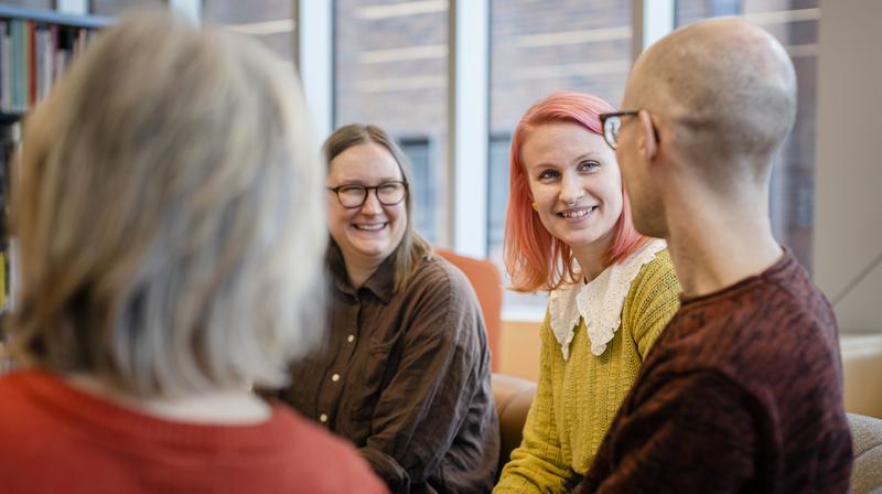 Bokcirkel på biblioteket i Örebro. På bilden från vänster: Matilda Granberg, Maja Edberg, Mathias Wallin.