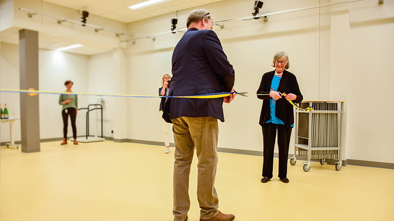 Forskningschef Mats G Karlsson och Forsknings- och utbildningsnämndens ordförande Margareta Ehnfors inviger rörelselaboratoriet.