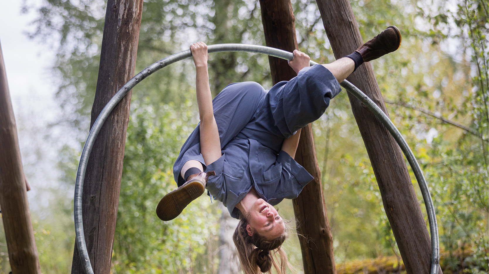 Cirkusartist hänger i stor ring i skogen