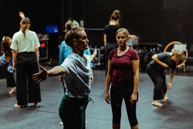 Flera dansare på ett dansgolv